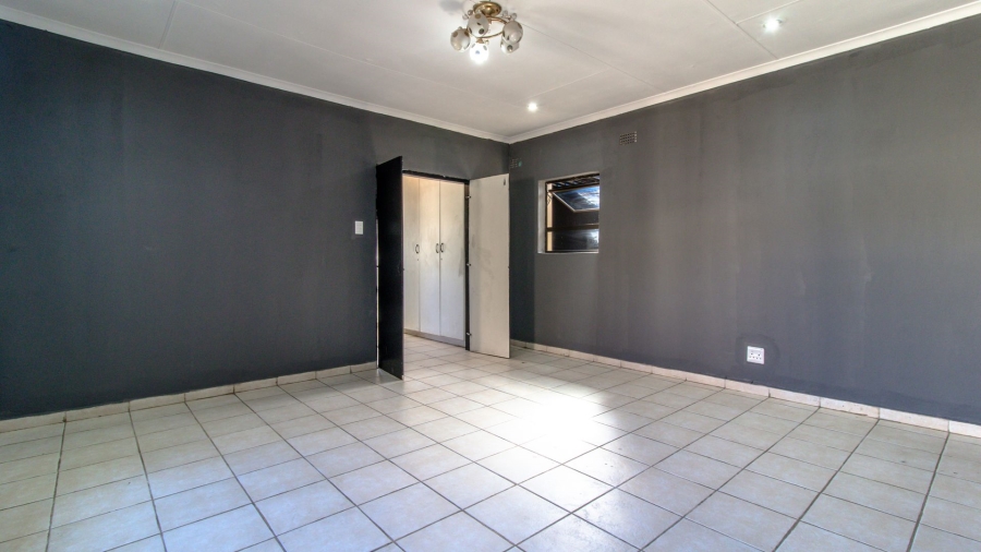 5 Bedroom Property for Sale in Lenasia Ext 5 Gauteng