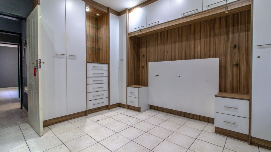 5 Bedroom Property for Sale in Lenasia Ext 5 Gauteng
