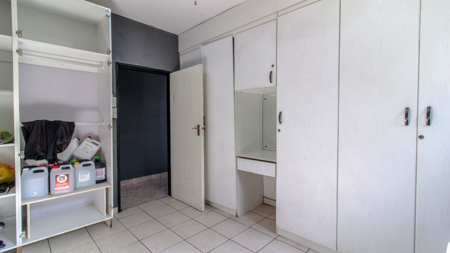 5 Bedroom Property for Sale in Lenasia Ext 5 Gauteng