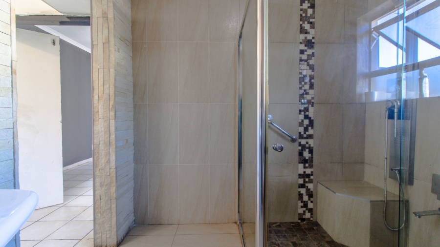 5 Bedroom Property for Sale in Lenasia Ext 5 Gauteng