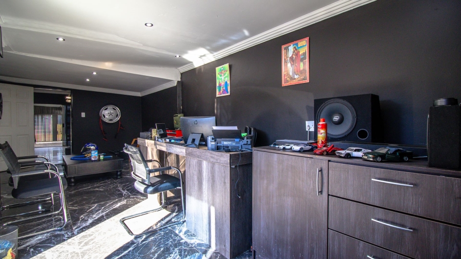 5 Bedroom Property for Sale in Lenasia Ext 5 Gauteng
