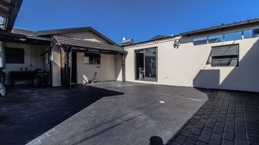 5 Bedroom Property for Sale in Lenasia Ext 5 Gauteng