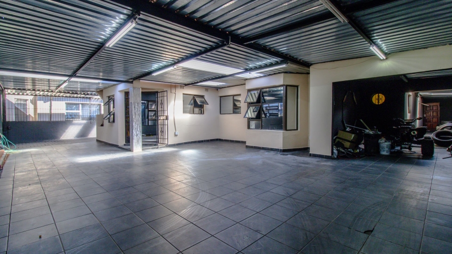 5 Bedroom Property for Sale in Lenasia Ext 5 Gauteng