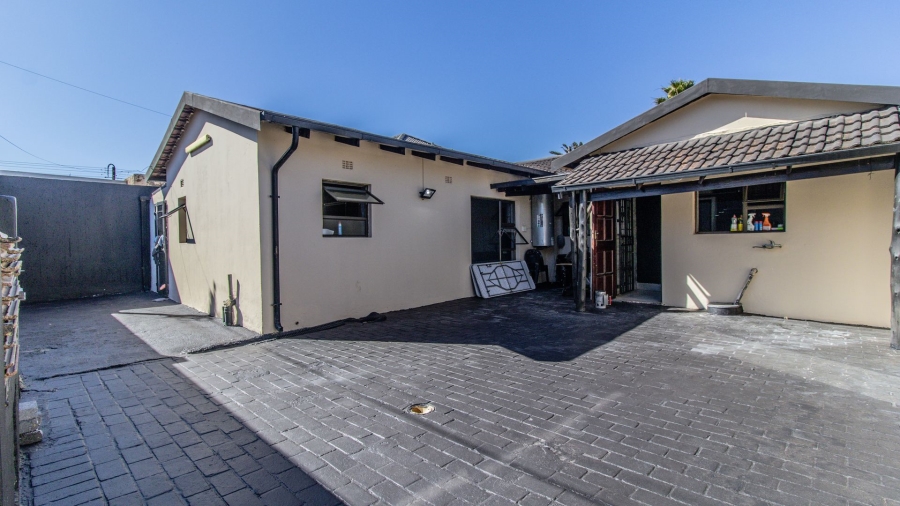 5 Bedroom Property for Sale in Lenasia Ext 5 Gauteng
