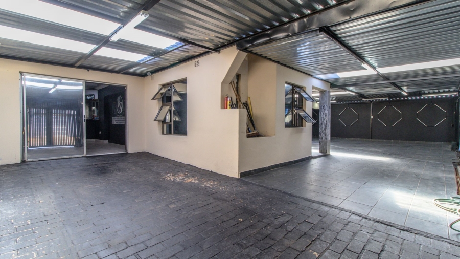 5 Bedroom Property for Sale in Lenasia Ext 5 Gauteng