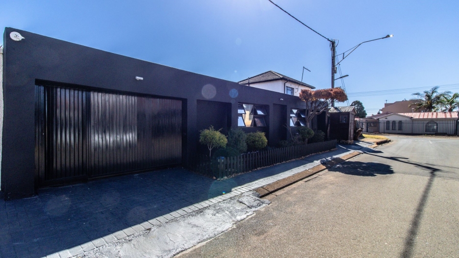 5 Bedroom Property for Sale in Lenasia Ext 5 Gauteng