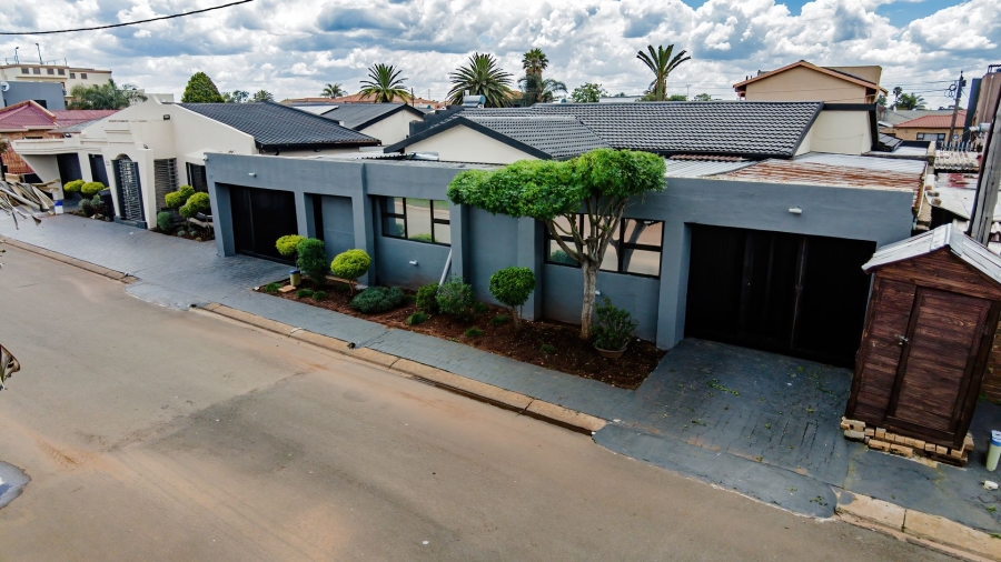 5 Bedroom Property for Sale in Lenasia Ext 5 Gauteng
