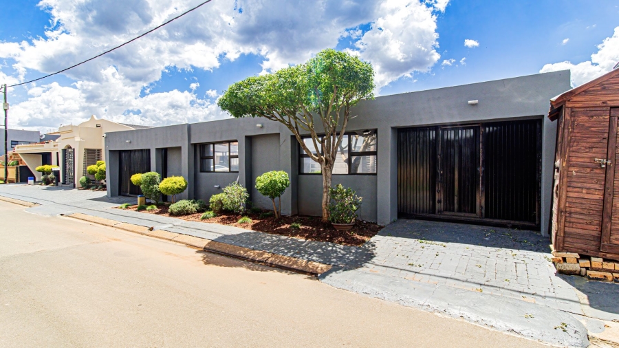 5 Bedroom Property for Sale in Lenasia Ext 5 Gauteng