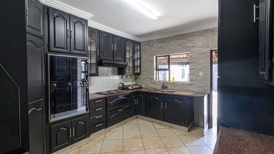 5 Bedroom Property for Sale in Lenasia Ext 5 Gauteng