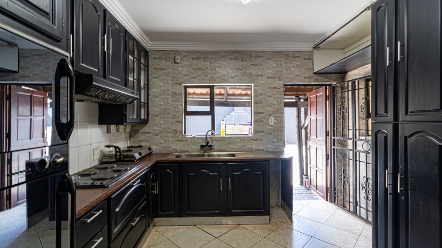 5 Bedroom Property for Sale in Lenasia Ext 5 Gauteng