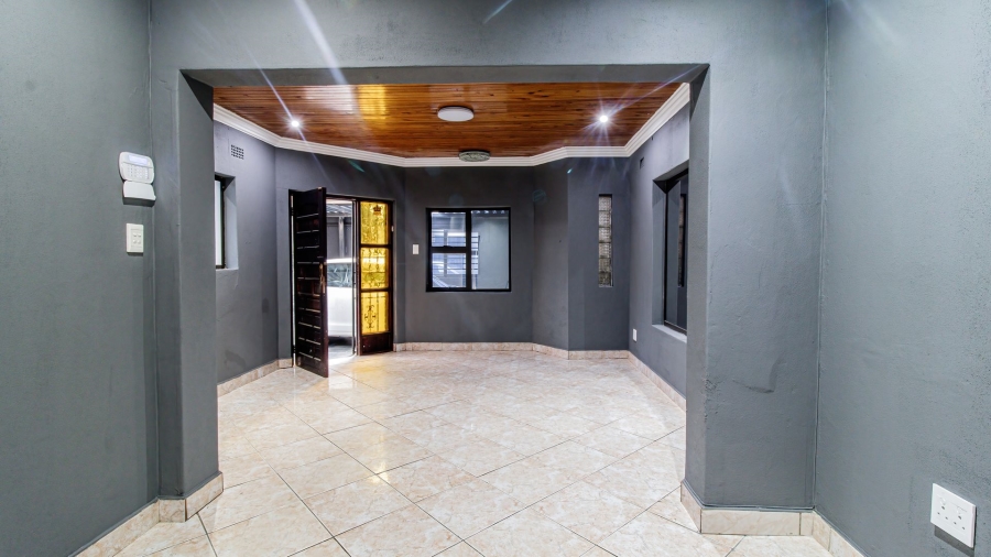 5 Bedroom Property for Sale in Lenasia Ext 5 Gauteng