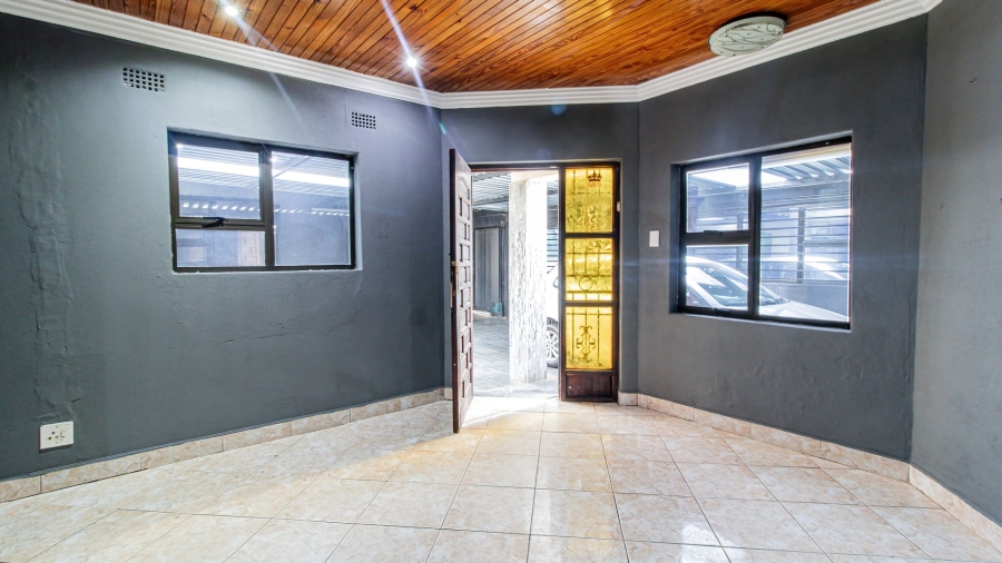 5 Bedroom Property for Sale in Lenasia Ext 5 Gauteng