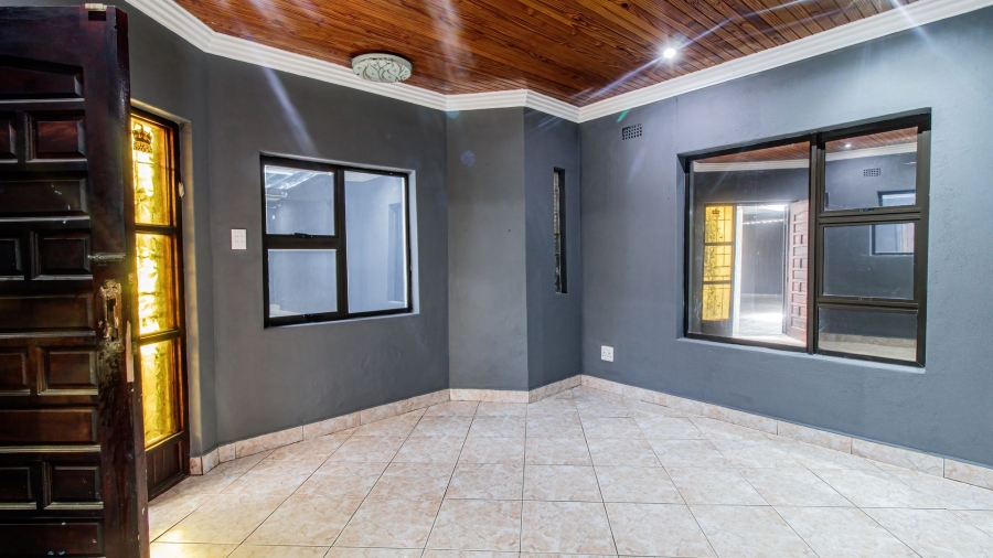 5 Bedroom Property for Sale in Lenasia Ext 5 Gauteng