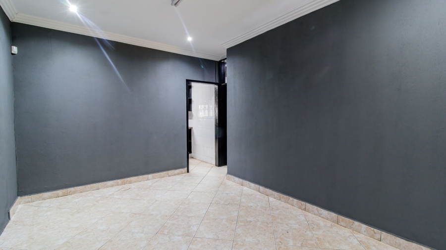 5 Bedroom Property for Sale in Lenasia Ext 5 Gauteng