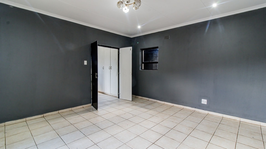 5 Bedroom Property for Sale in Lenasia Ext 5 Gauteng