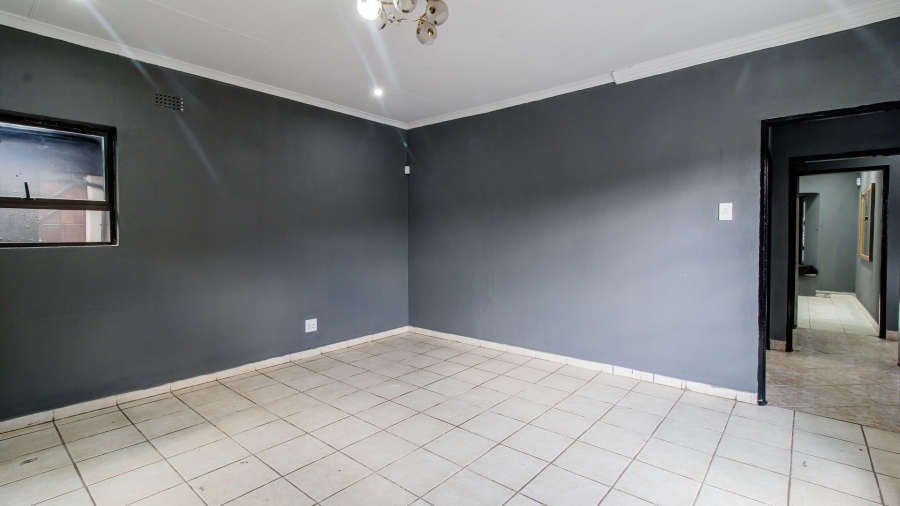 5 Bedroom Property for Sale in Lenasia Ext 5 Gauteng