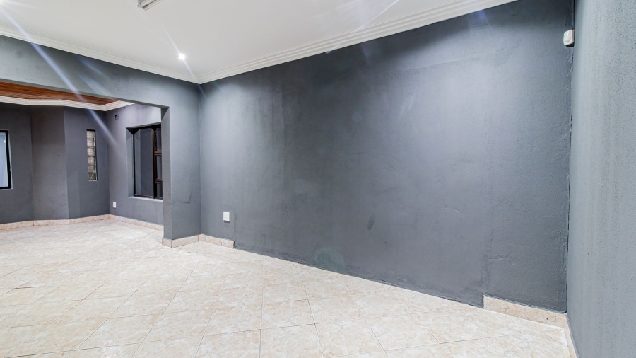 5 Bedroom Property for Sale in Lenasia Ext 5 Gauteng