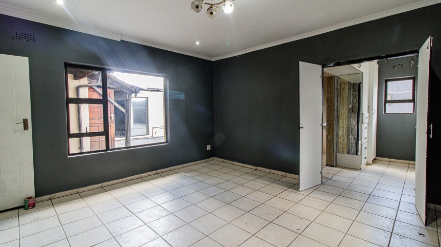 5 Bedroom Property for Sale in Lenasia Ext 5 Gauteng