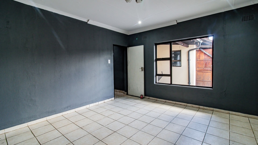 5 Bedroom Property for Sale in Lenasia Ext 5 Gauteng