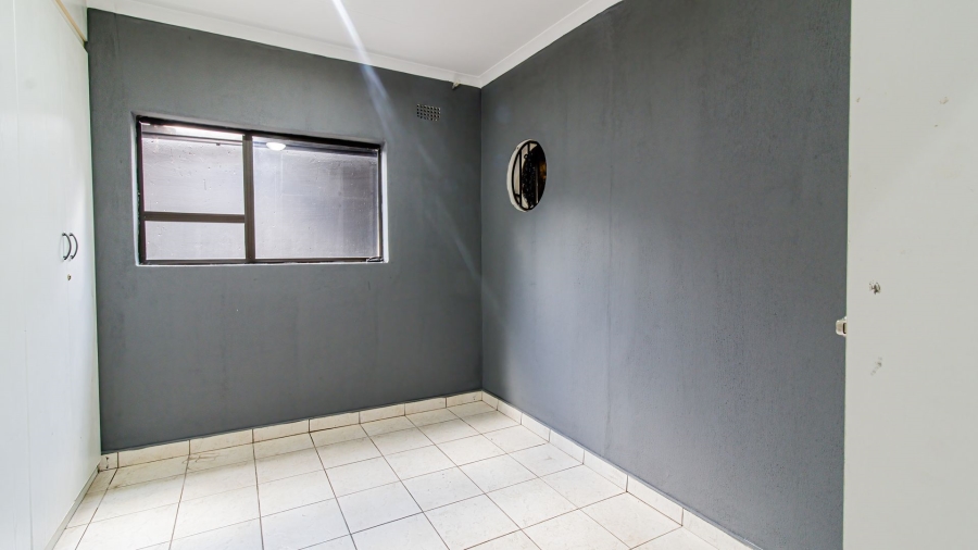 5 Bedroom Property for Sale in Lenasia Ext 5 Gauteng