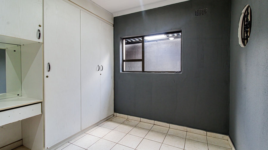 5 Bedroom Property for Sale in Lenasia Ext 5 Gauteng