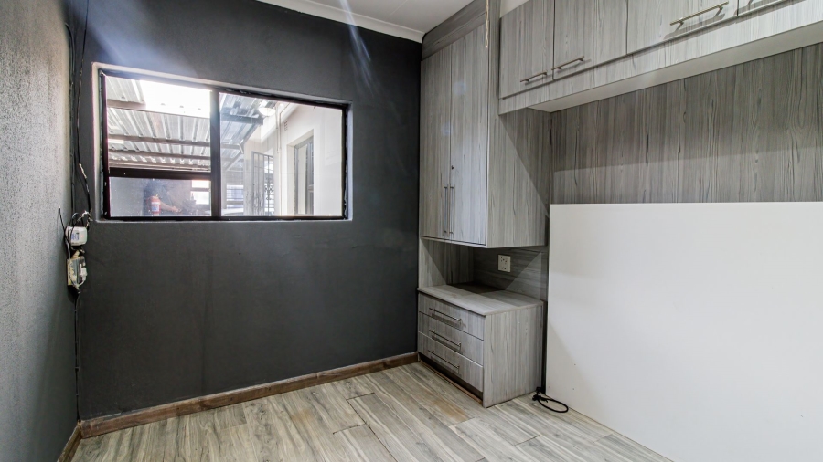 5 Bedroom Property for Sale in Lenasia Ext 5 Gauteng