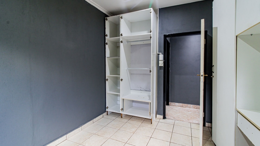 5 Bedroom Property for Sale in Lenasia Ext 5 Gauteng