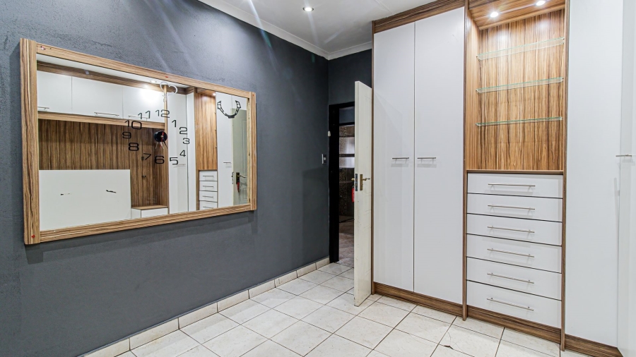 5 Bedroom Property for Sale in Lenasia Ext 5 Gauteng