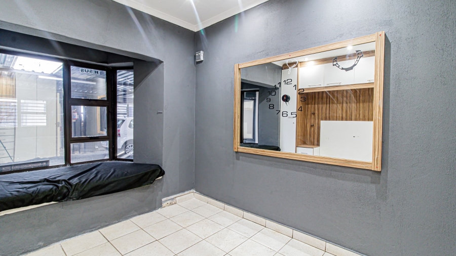 5 Bedroom Property for Sale in Lenasia Ext 5 Gauteng