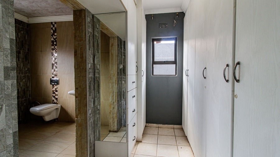 5 Bedroom Property for Sale in Lenasia Ext 5 Gauteng