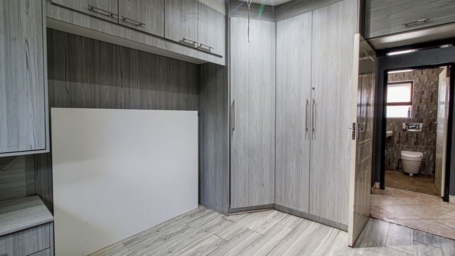 5 Bedroom Property for Sale in Lenasia Ext 5 Gauteng