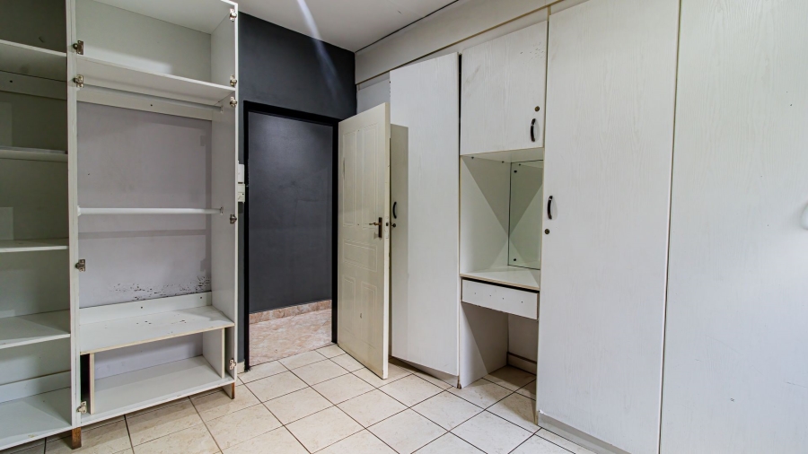 5 Bedroom Property for Sale in Lenasia Ext 5 Gauteng