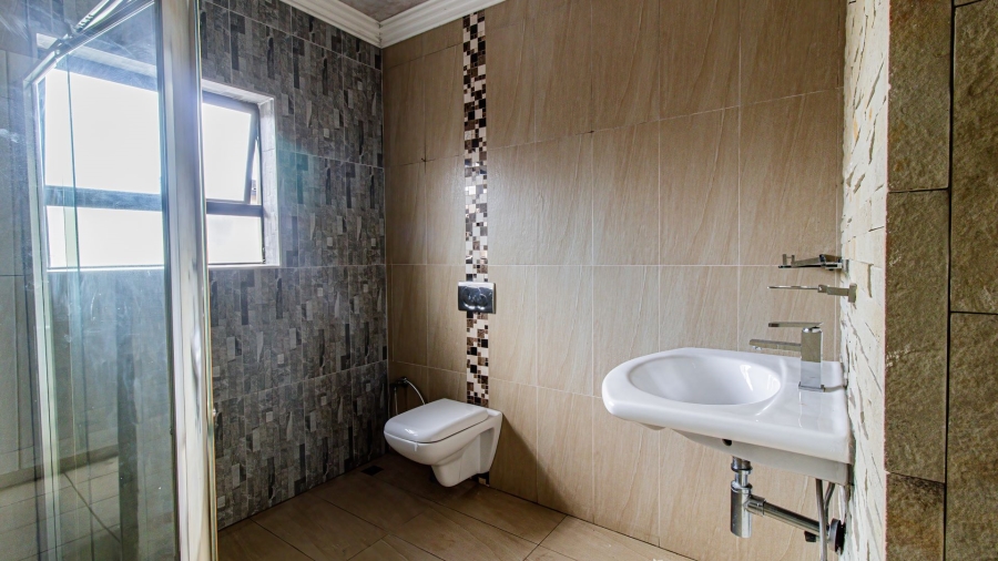 5 Bedroom Property for Sale in Lenasia Ext 5 Gauteng