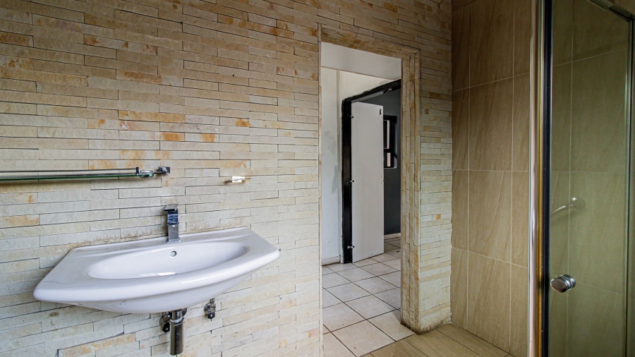 5 Bedroom Property for Sale in Lenasia Ext 5 Gauteng