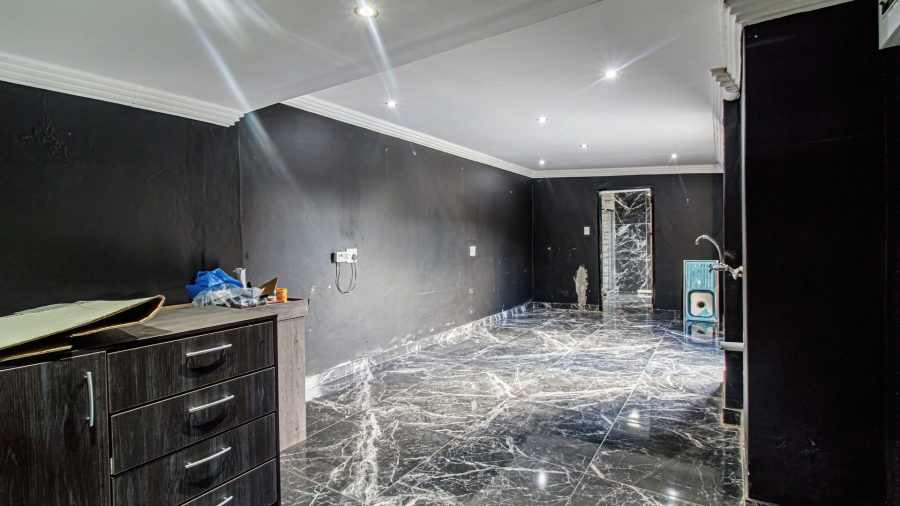 5 Bedroom Property for Sale in Lenasia Ext 5 Gauteng