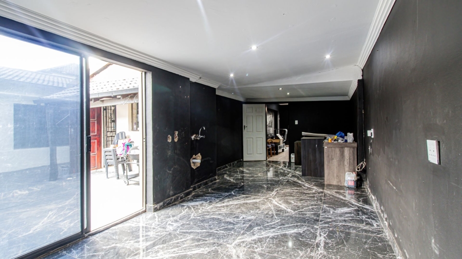 5 Bedroom Property for Sale in Lenasia Ext 5 Gauteng