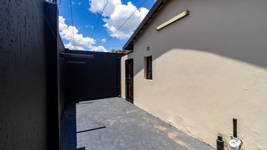 5 Bedroom Property for Sale in Lenasia Ext 5 Gauteng