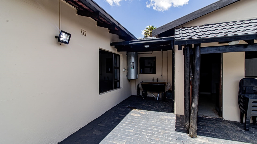 5 Bedroom Property for Sale in Lenasia Ext 5 Gauteng