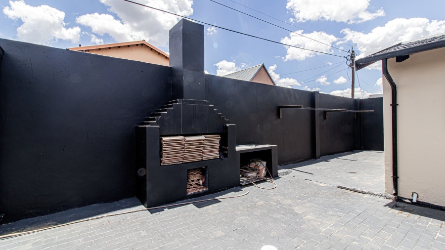 5 Bedroom Property for Sale in Lenasia Ext 5 Gauteng