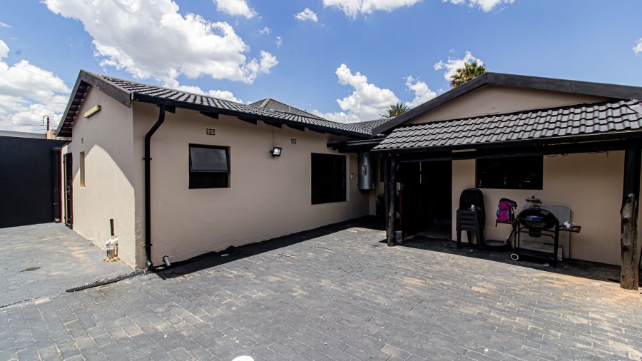 5 Bedroom Property for Sale in Lenasia Ext 5 Gauteng