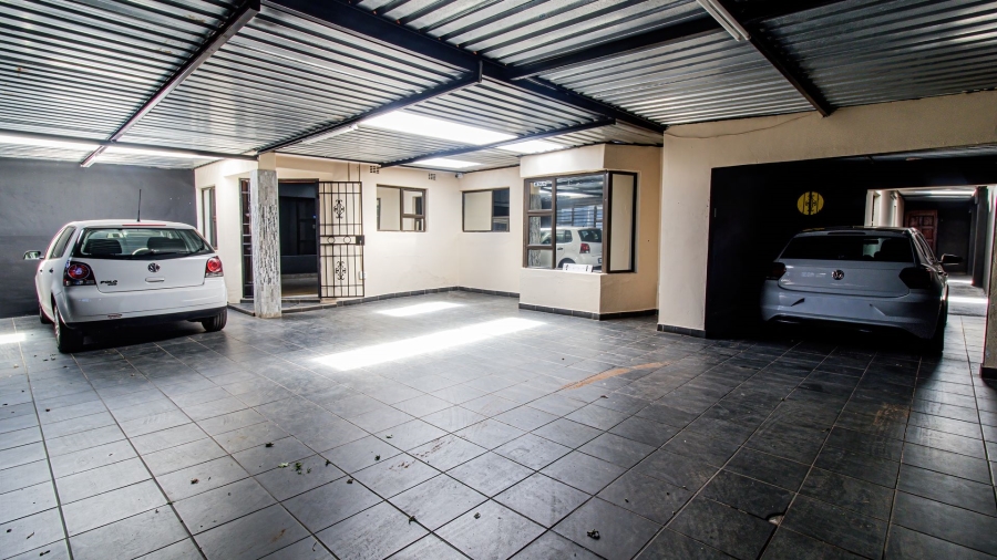 5 Bedroom Property for Sale in Lenasia Ext 5 Gauteng