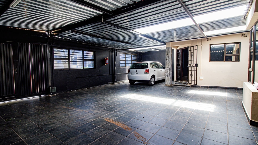 5 Bedroom Property for Sale in Lenasia Ext 5 Gauteng