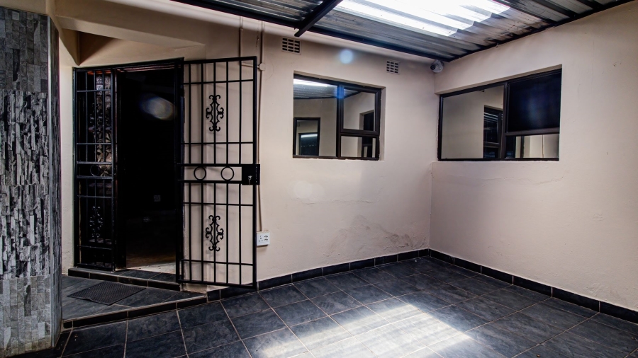 5 Bedroom Property for Sale in Lenasia Ext 5 Gauteng