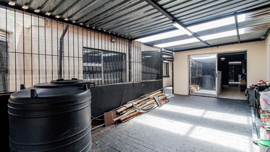 5 Bedroom Property for Sale in Lenasia Ext 5 Gauteng