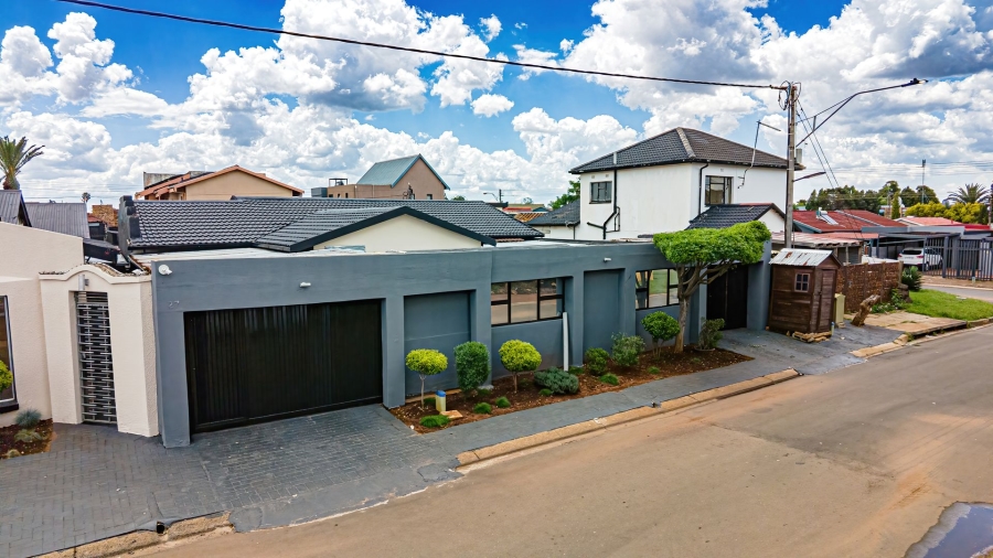 5 Bedroom Property for Sale in Lenasia Ext 5 Gauteng