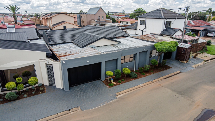 5 Bedroom Property for Sale in Lenasia Ext 5 Gauteng