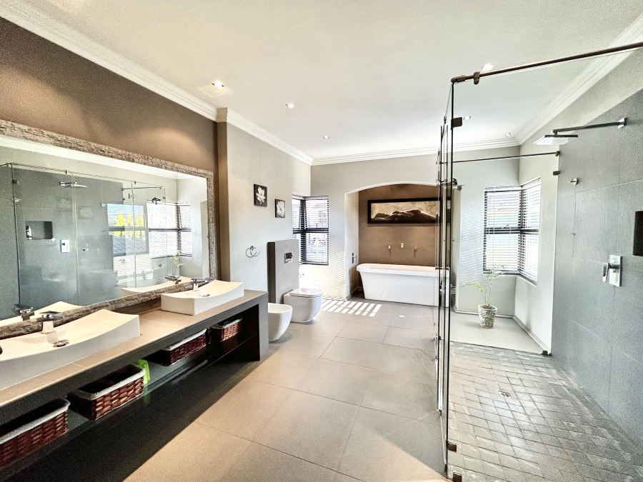 5 Bedroom Property for Sale in Blue Valley Golf Estate Gauteng