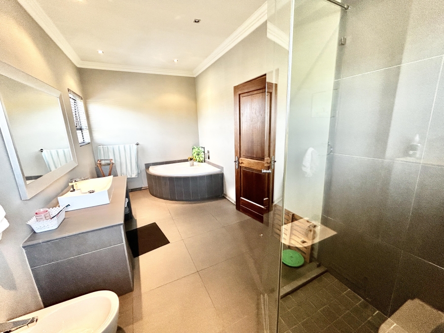5 Bedroom Property for Sale in Blue Valley Golf Estate Gauteng