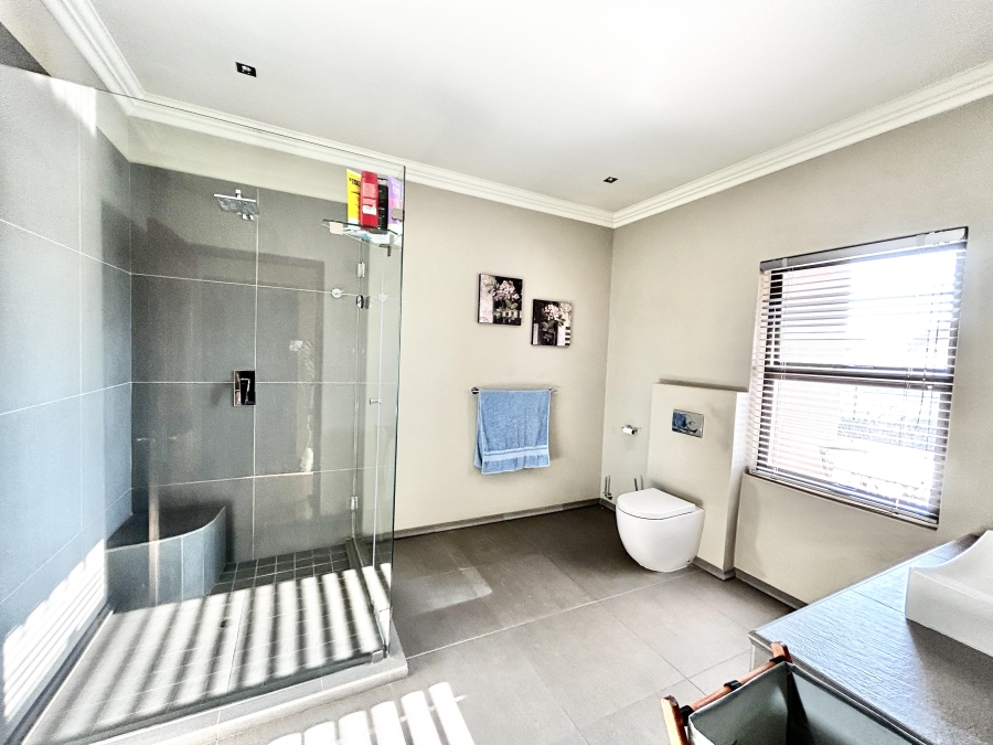 5 Bedroom Property for Sale in Blue Valley Golf Estate Gauteng