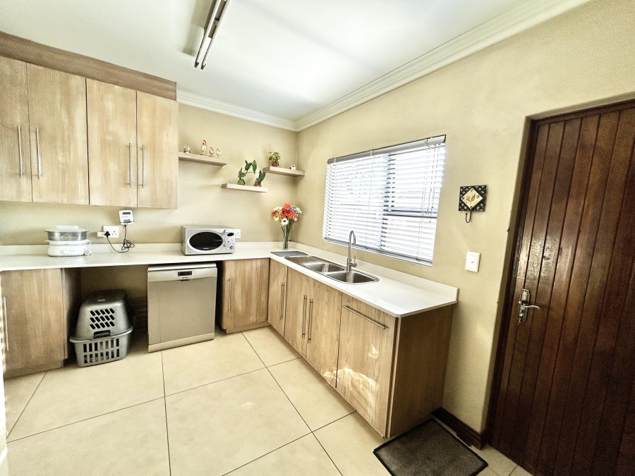 5 Bedroom Property for Sale in Blue Valley Golf Estate Gauteng